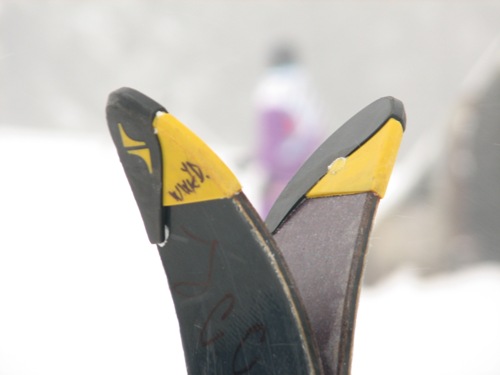 skis